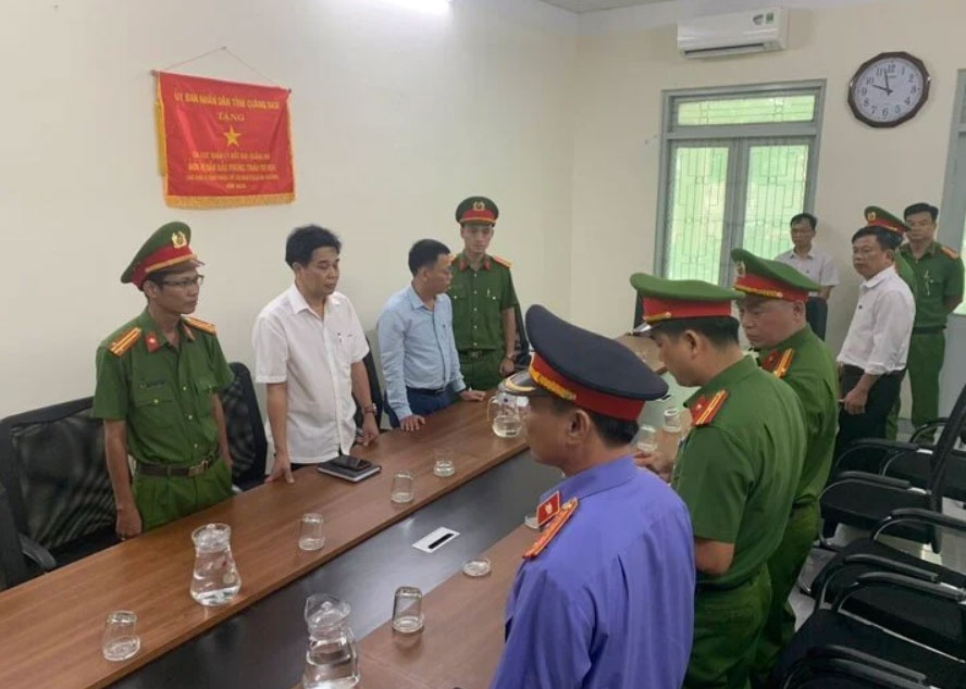 Bat Pho Chi cuc truong cung chuyen vien Chi cuc Quan ly dat dai hinh anh