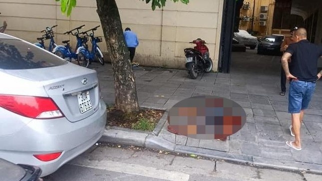 Nguoi dan ong bi chem guc tren via he o Ha Noi hinh anh