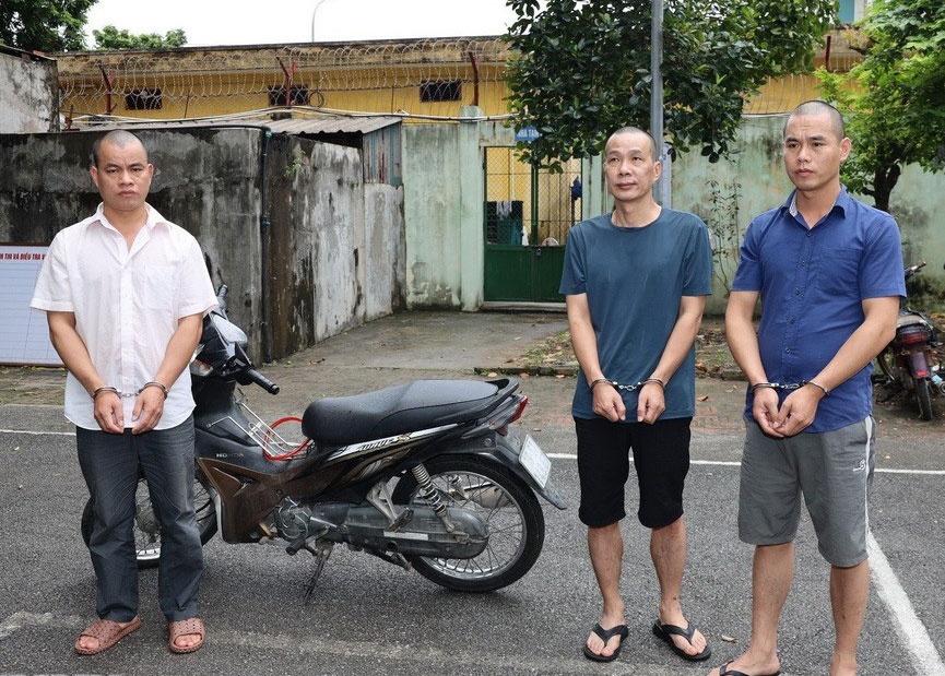 Kip thoi bat giu 3 nguoi nuoc ngoai chuyen trom cap tai san hinh anh