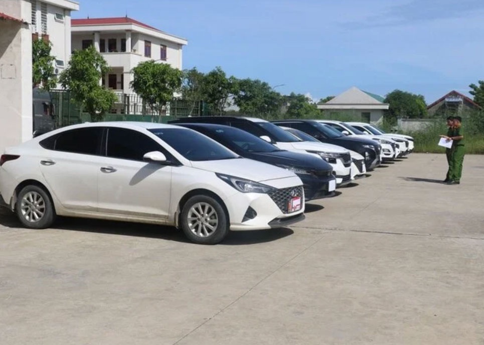 Thua lo tien ao,  Chiem doat 13 xe anh 2