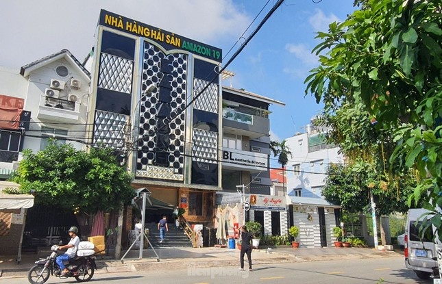 Canh sat 'dot kich' nha hang karaoke o TP.HCM hinh anh