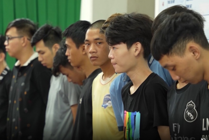 Bat 37 doi tuong gay roi, tang tru trai phep vu khi quan dung o TP.HCM hinh anh