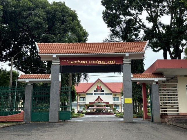 Mot giao vien Truong Chinh tri tinh Dak Lak bi khoi to ve toi danh bac hinh anh