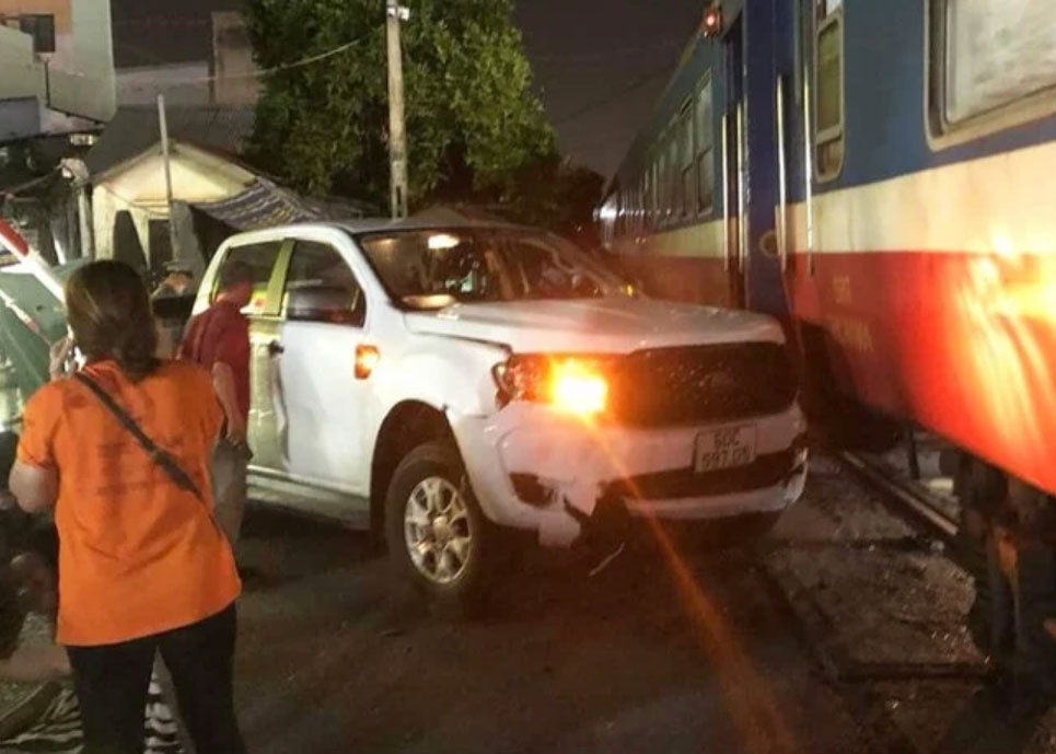 Dieu tra vu xe ban tai va cham tau hoa khien 2 nguoi tu vong hinh anh