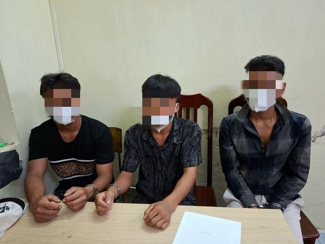 Bi mat trong xe Toyota Vios cho 4 nam thanh nien hinh anh