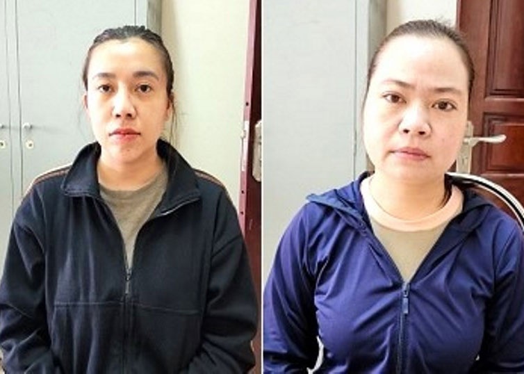 Hai nguoi phu nu thue 2 oto tu lai, lam gia giay to dem cam co hinh anh