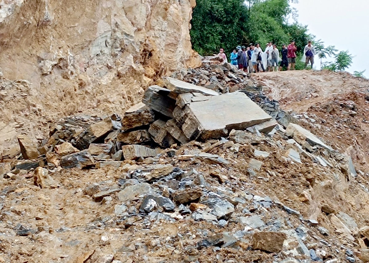 Dat da lan tu taluy duong xuong duong, hai bo con tu vong hinh anh