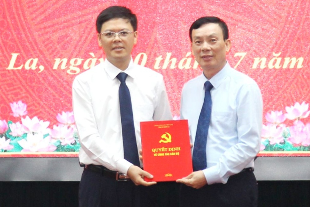 Dieu dong 3 Chu tich huyen o Son La nhan nhiem vu moi hinh anh