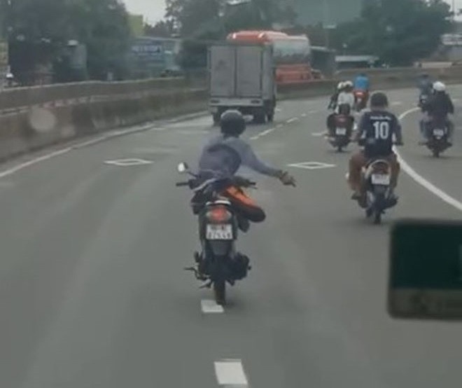 Xu ly nguoi dan ong di xe may 'bieu dien' tren quoc lo 1A hinh anh