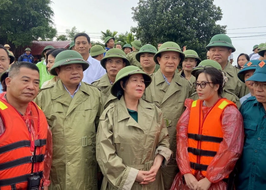 Ha Noi khan truong khac phuc kho khan cho nguoi dan vung ngap lut hinh anh
