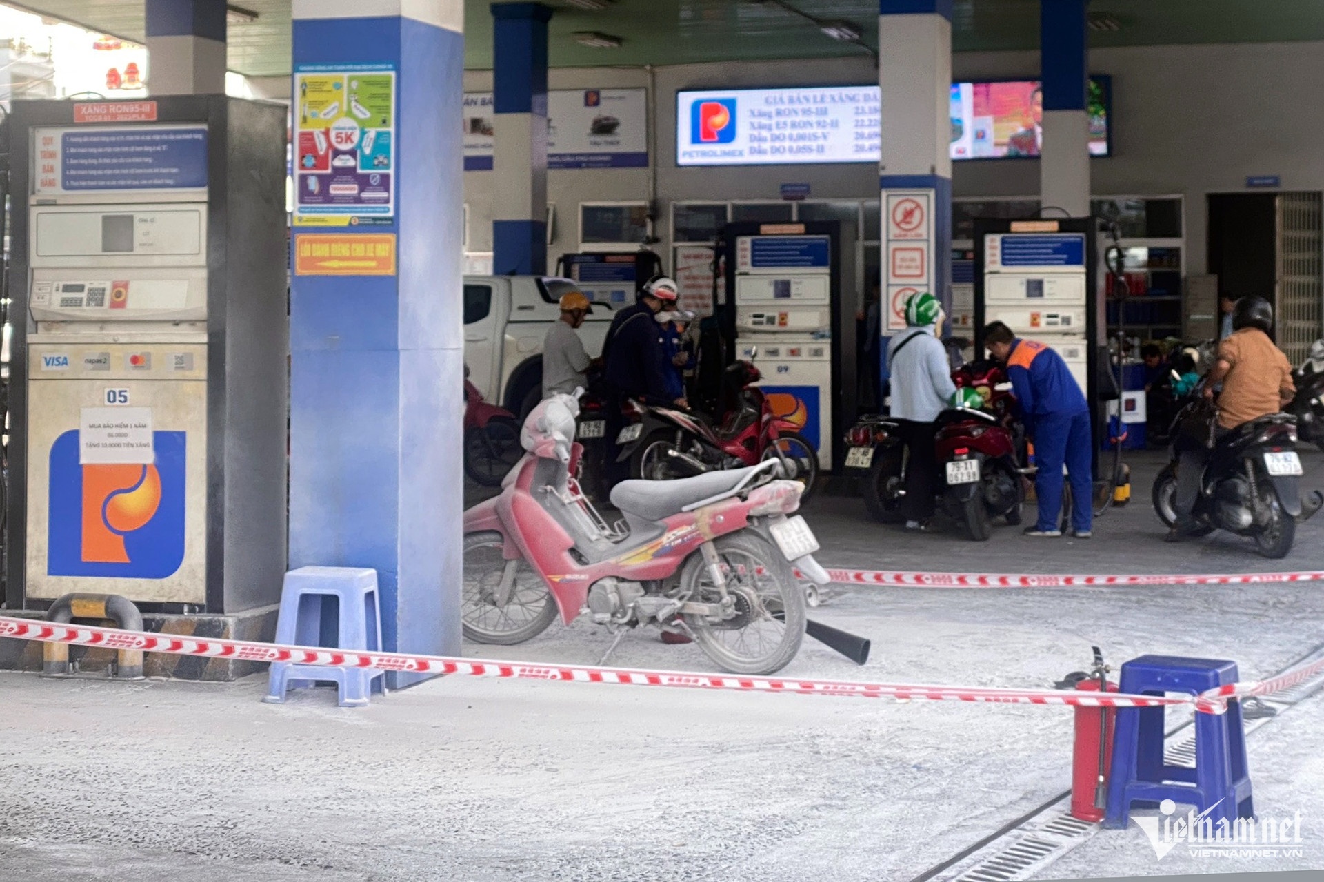 Cong an thong tin ve dong co cua thanh nien dot cay xang o Nha Trang hinh anh