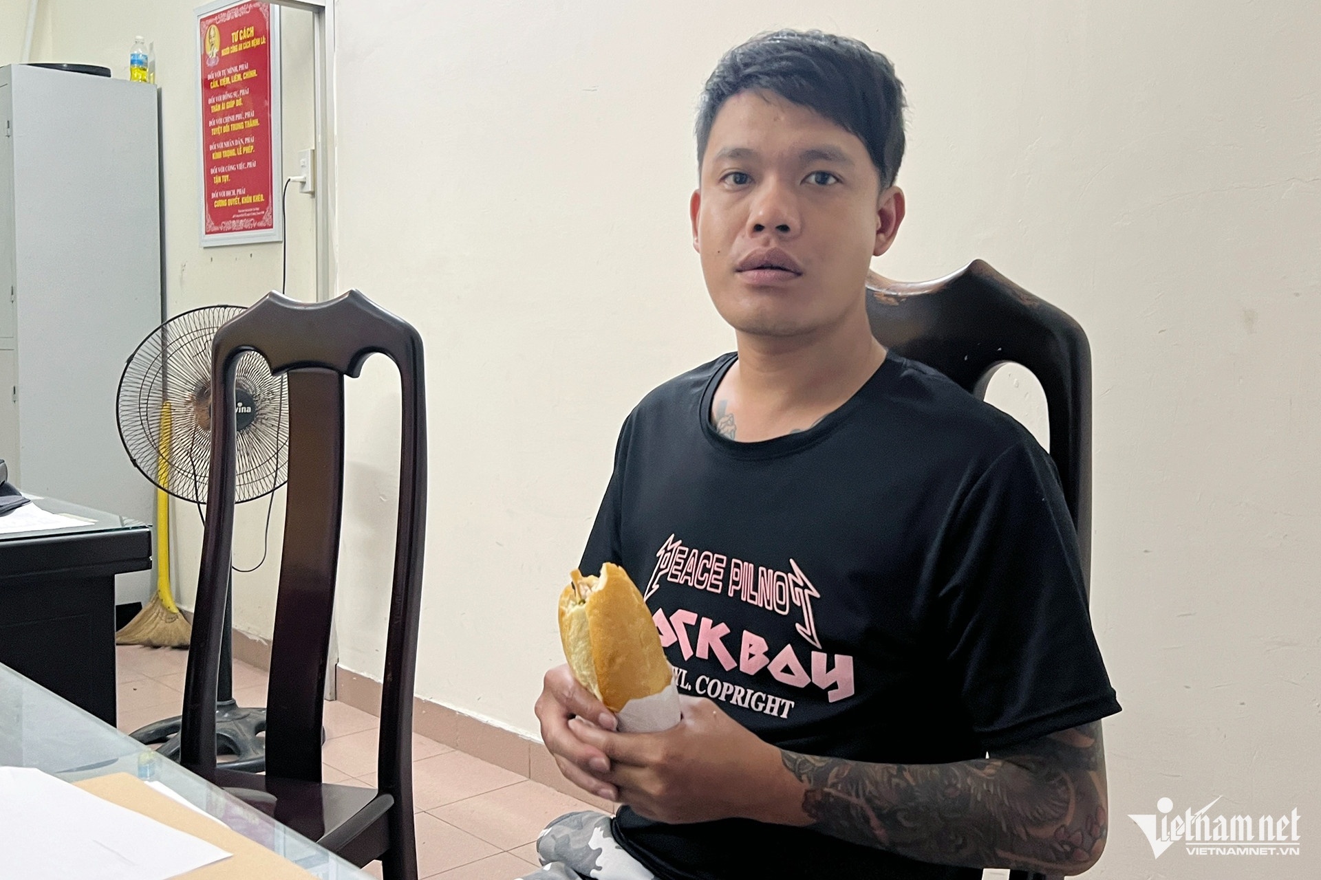 thanh nien dot cay xang anh 1