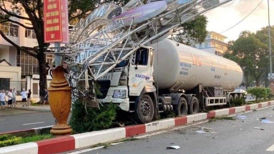 Xe bon tong sap cong chao o Buon Ma Thuot hinh anh