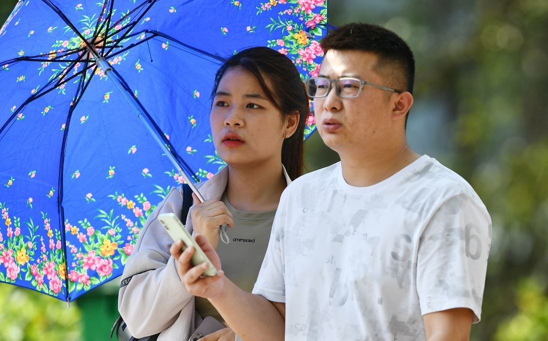 Thoi tiet 5/8: Ha Noi nang nong xen mua giong dau tuan hinh anh