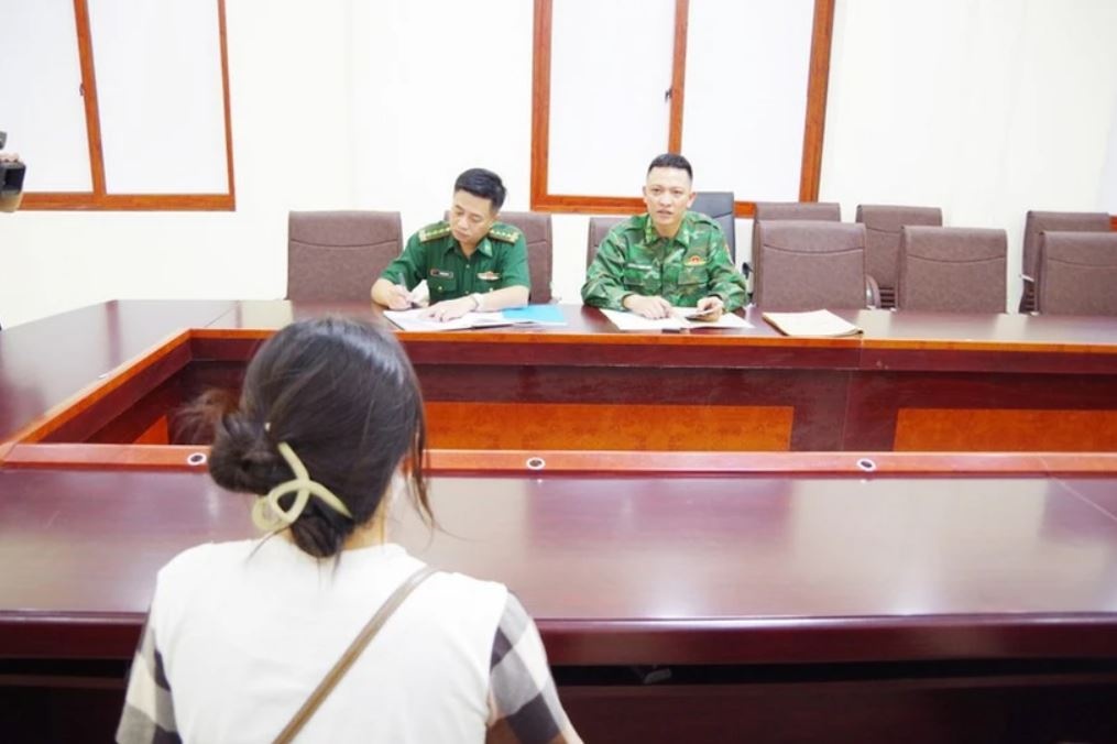 Giai cuu co gai bi lua boi loi hua 'viec nhe luong cao' hinh anh