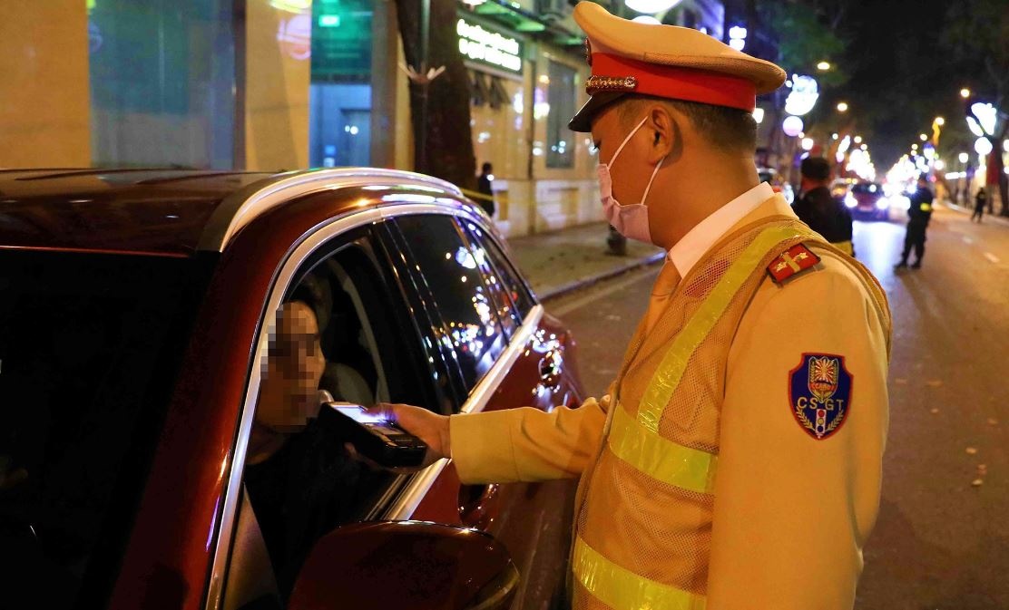 Ly do giam tien phat cho nguoi vi pham nong do con hinh anh