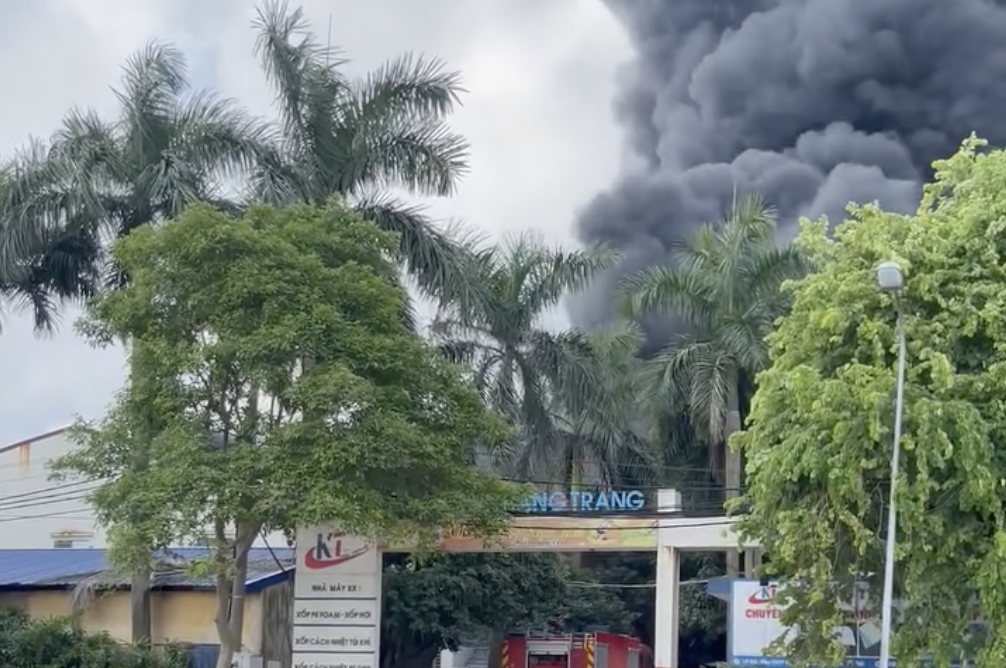 Chay lon tai cong ty san xuat xop o Ha Noi hinh anh