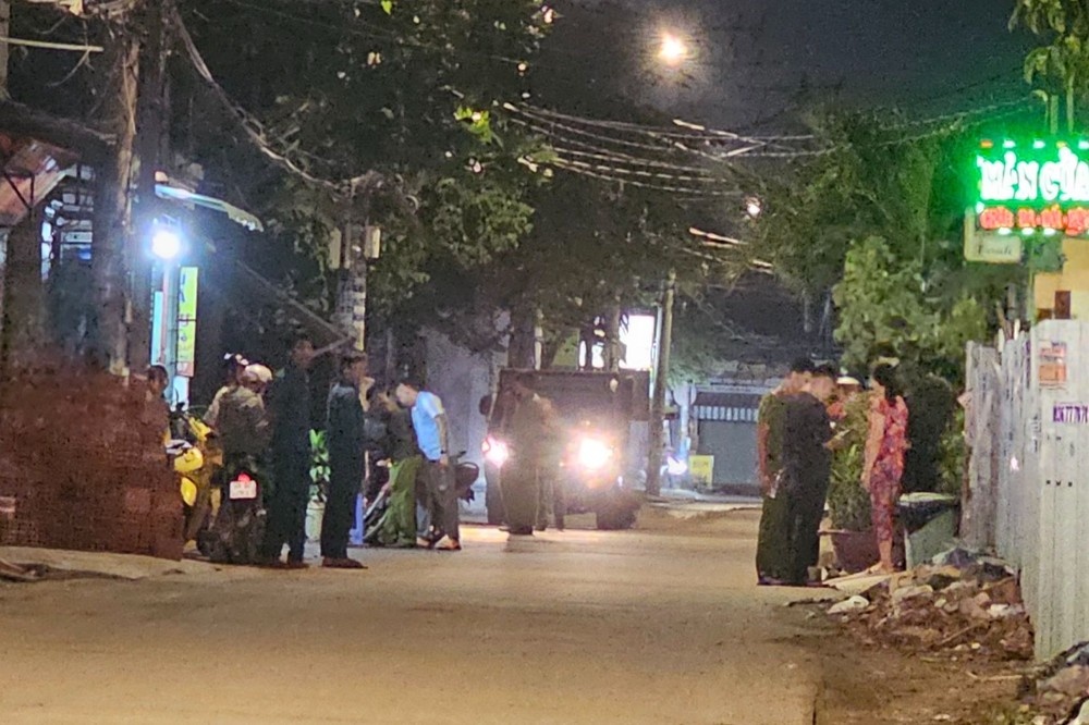 Nguoi dan ong o TP.HCM guc nga tu vong khi lai xe may hinh anh