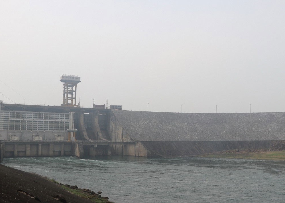 Mo mot cua xa mat ho thuy dien Thac Ba vao 19h ngay 4/8 hinh anh