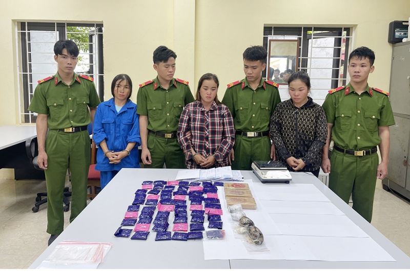 Ba 'nu quai' van chuyen 3 banh heroin cung hon 11.000 vien ma tuy hinh anh