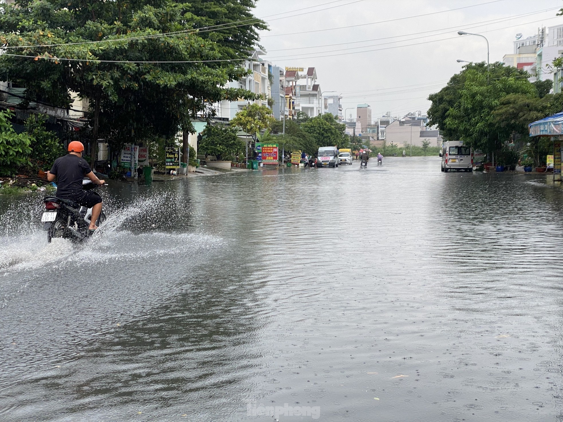 Nhieu tuyen duong TP.HCM ngap nang sau con mua hinh anh