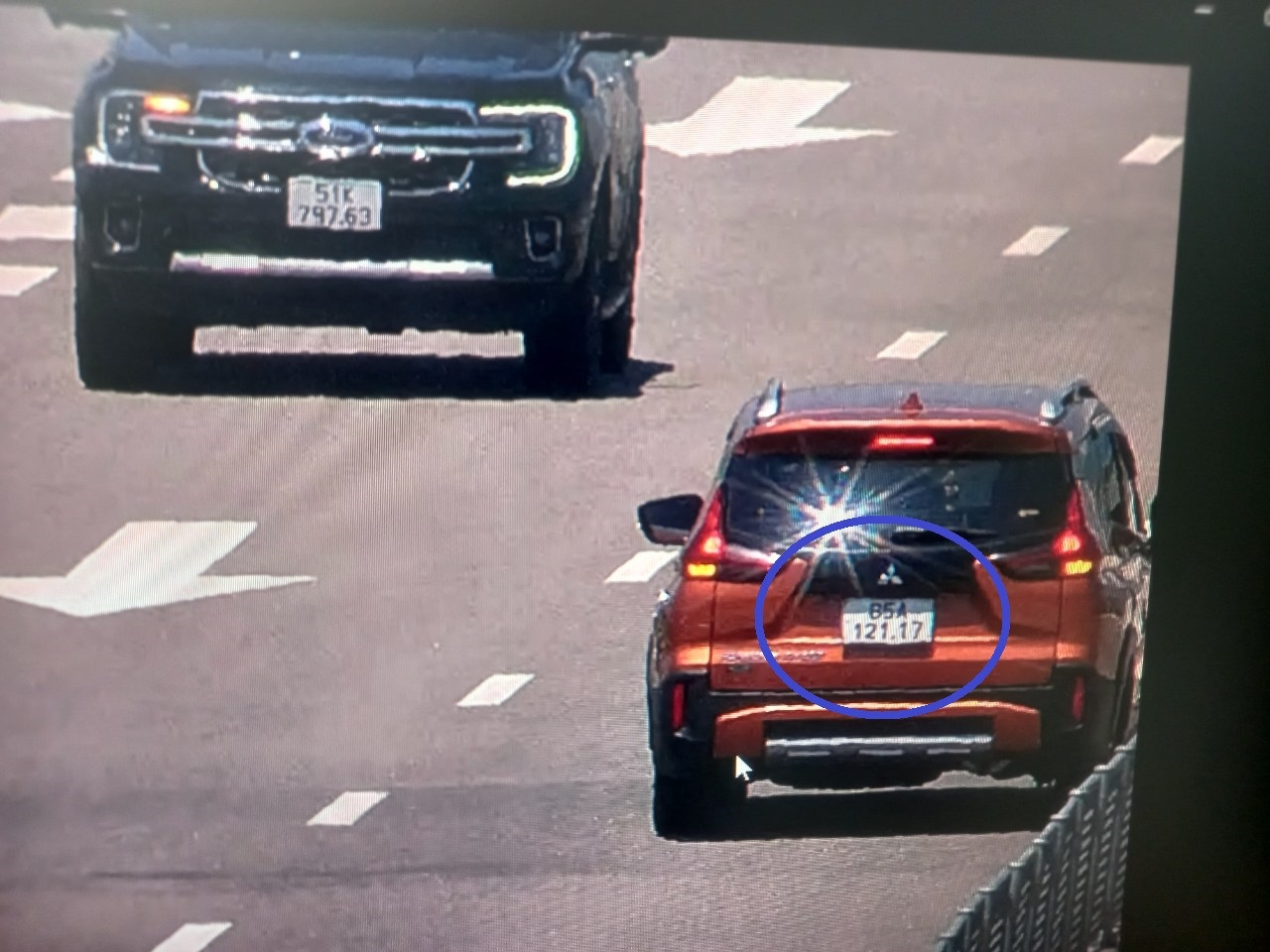 Chua co bang lai oto, tai xe chay nguoc chieu tren cao toc hinh anh