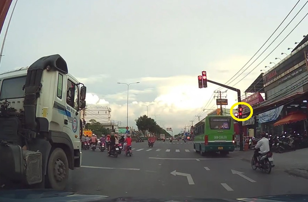 Tai xe xe buyt co y vuot den do tren quoc lo o TP.HCM hinh anh