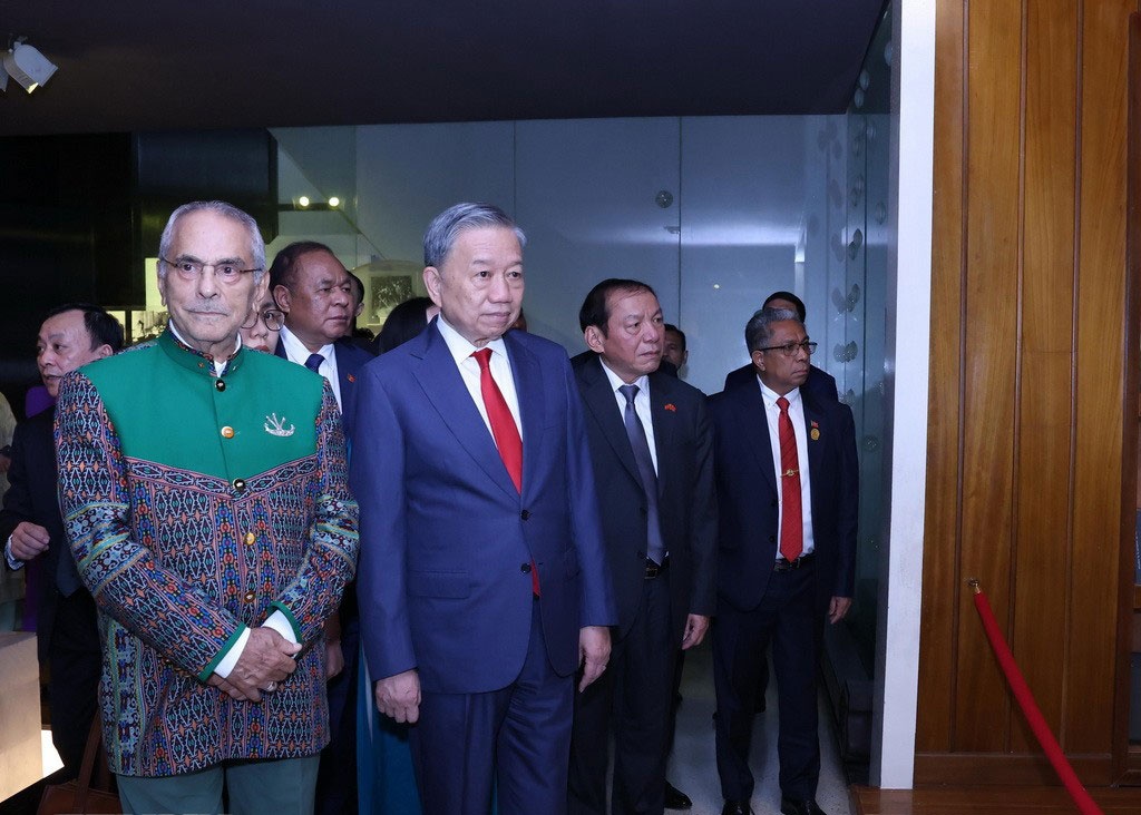 Chu tich nuoc cung Tong thong Timor-Leste tham Bao tang Ho Chi Minh hinh anh