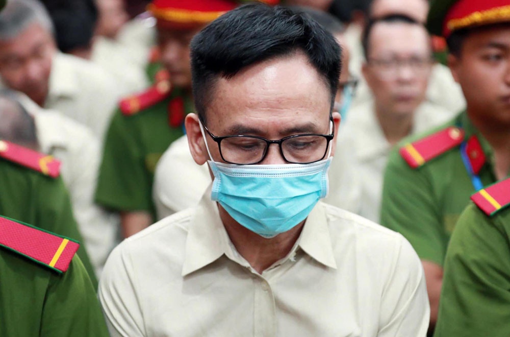 Ap luc chung chi, phong bi dung tien hoi lo mang am hieu vu dang kiem hinh anh