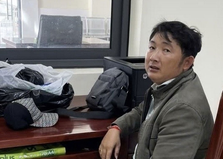 Bat giu doi tuong van chuyen trai phep 1,2 kg vang qua bien gioi hinh anh