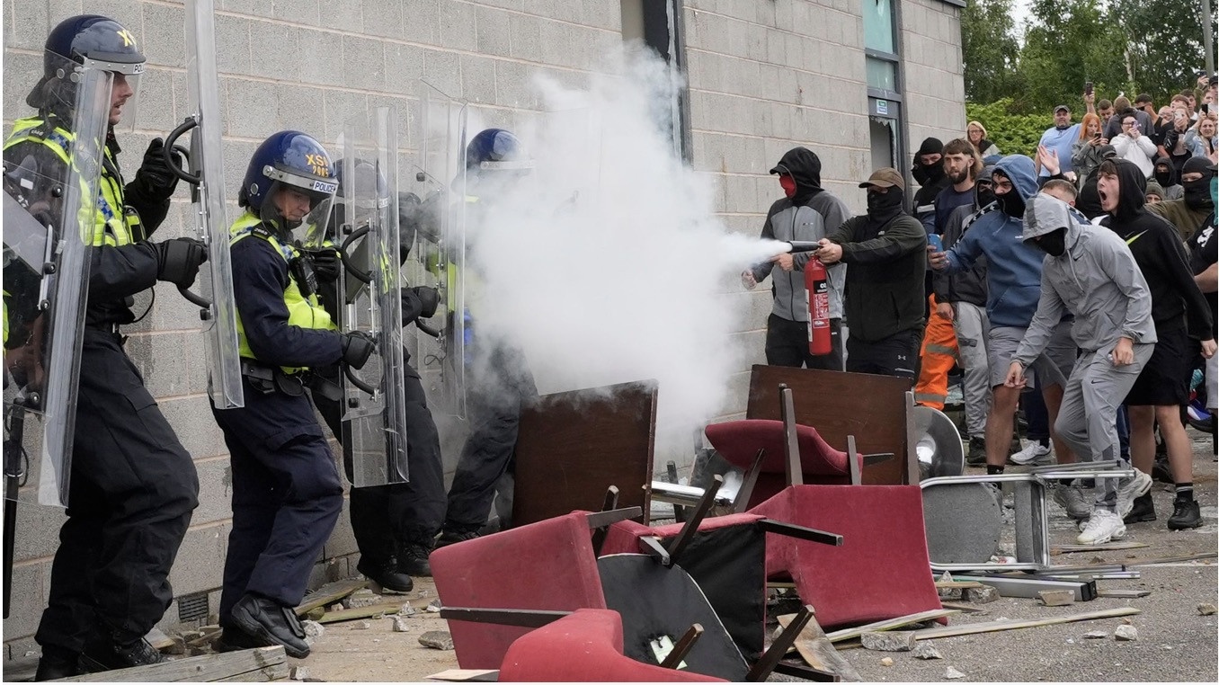 Bao loan bung phat o Anh, khach san nguoi ti nan tru an bi phong hoa hinh anh