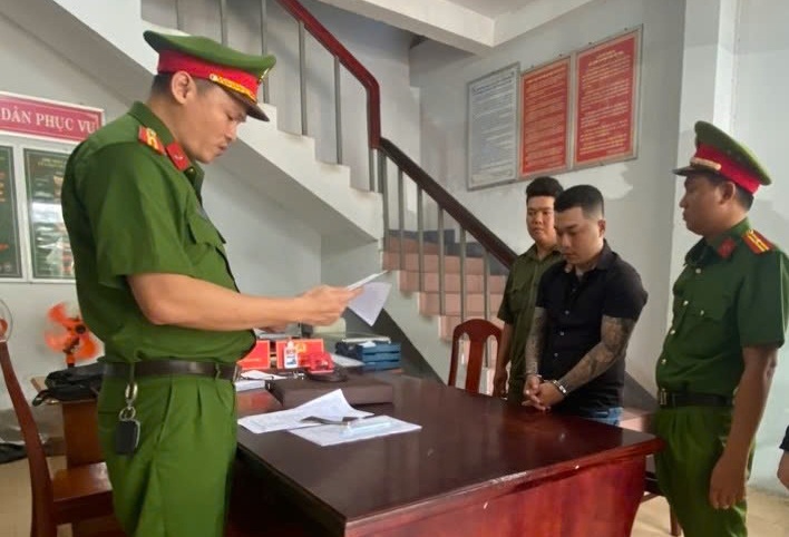 Bat tam giam doi tuong dung giay to gia de cam co oto hinh anh