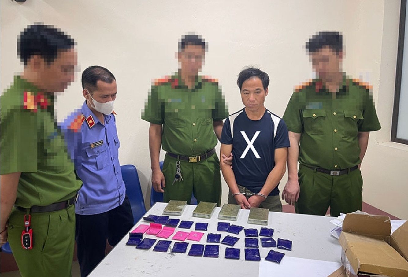 Bat doi tuong buon ma tuy o Long Luong hinh anh