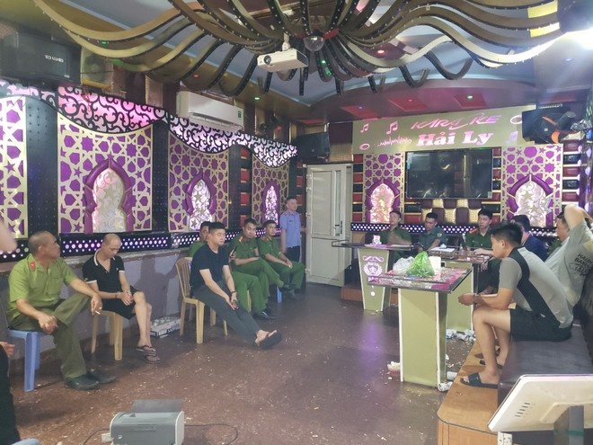 5 nguoi dan ong su dung ma tuy tong hop trong nha nghi hinh anh