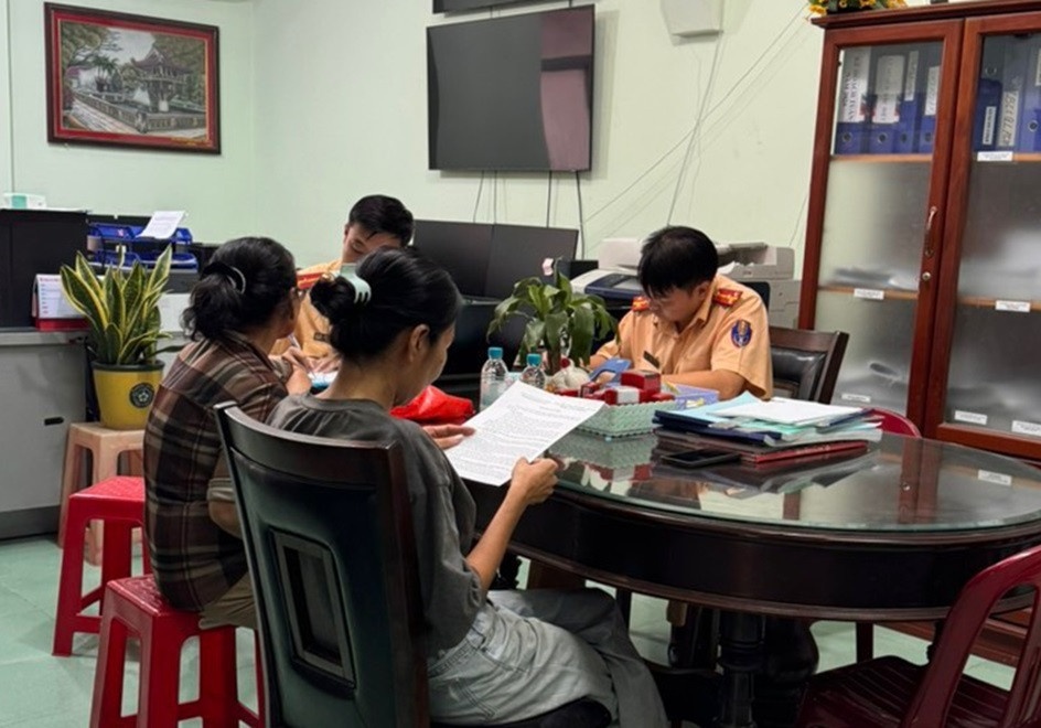 Chạy ôtô ngược chiều,  Bị tước bằng lái ảnh 1 Chay oto nguoc chieu,  Bi tuoc bang lai anh 1