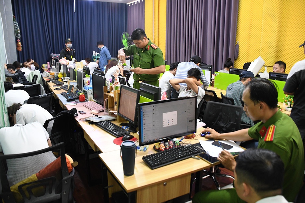 Tran Van Chau,  Ho Quoc Hung,  Cong ty Viet Phap,  Doi no thue anh 2