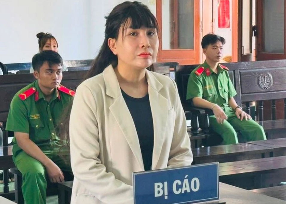 Nu quai ru con thay boi trom tien vang hinh anh