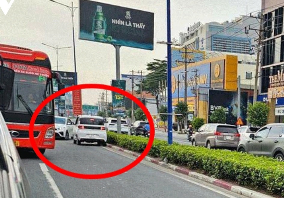 Chạy ôtô ngược chiều,  Bị tước bằng lái ảnh 2 Chay oto nguoc chieu,  Bi tuoc bang lai anh 2