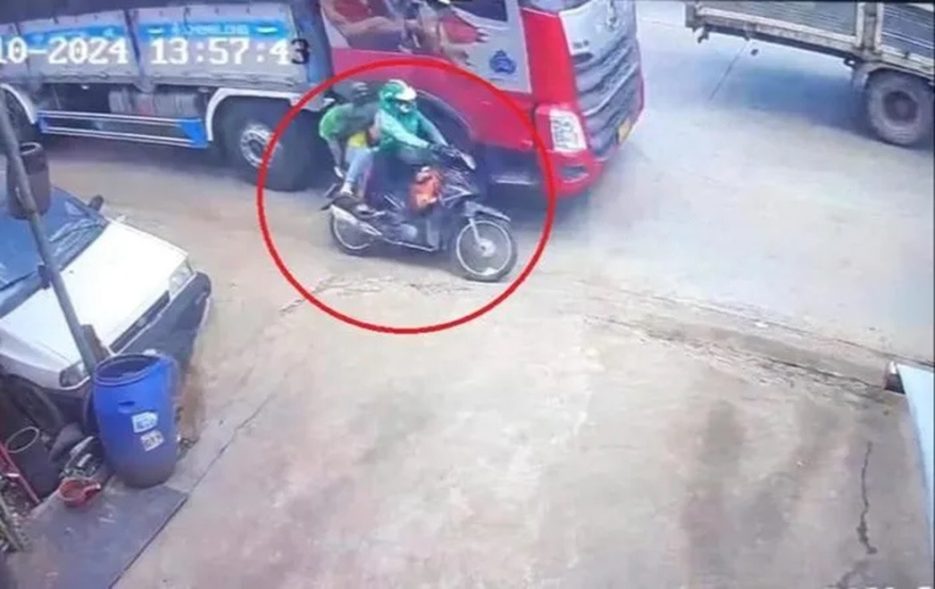 Xe tai moi di chuyen duoc mot phut trong vu 2 me con bi can tu vong hinh anh