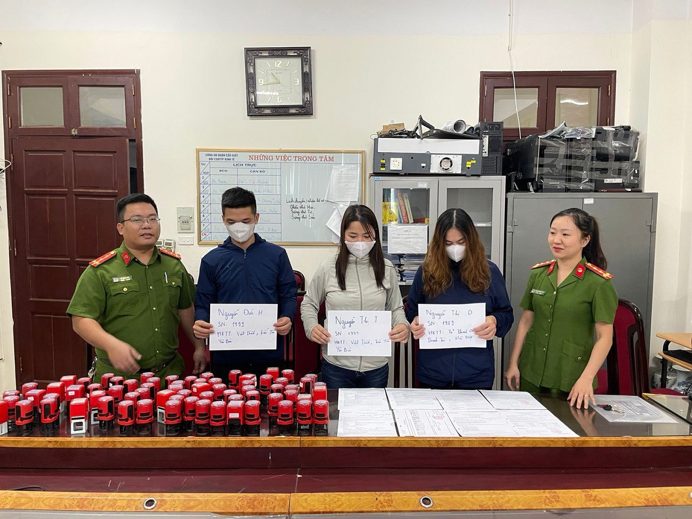 Triet pha duong day lam gia giay to o Ha Noi, thu giu hon 100 con dau hinh anh