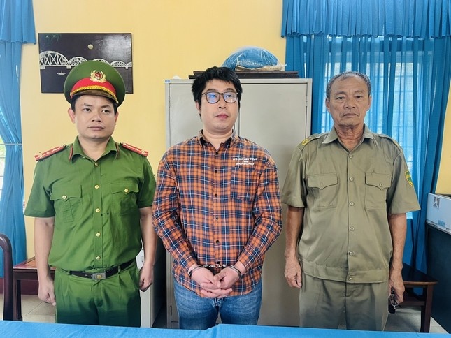 Nhan vien ngan hang chiem doat tien ty cua nguoi than de mua vang hinh anh