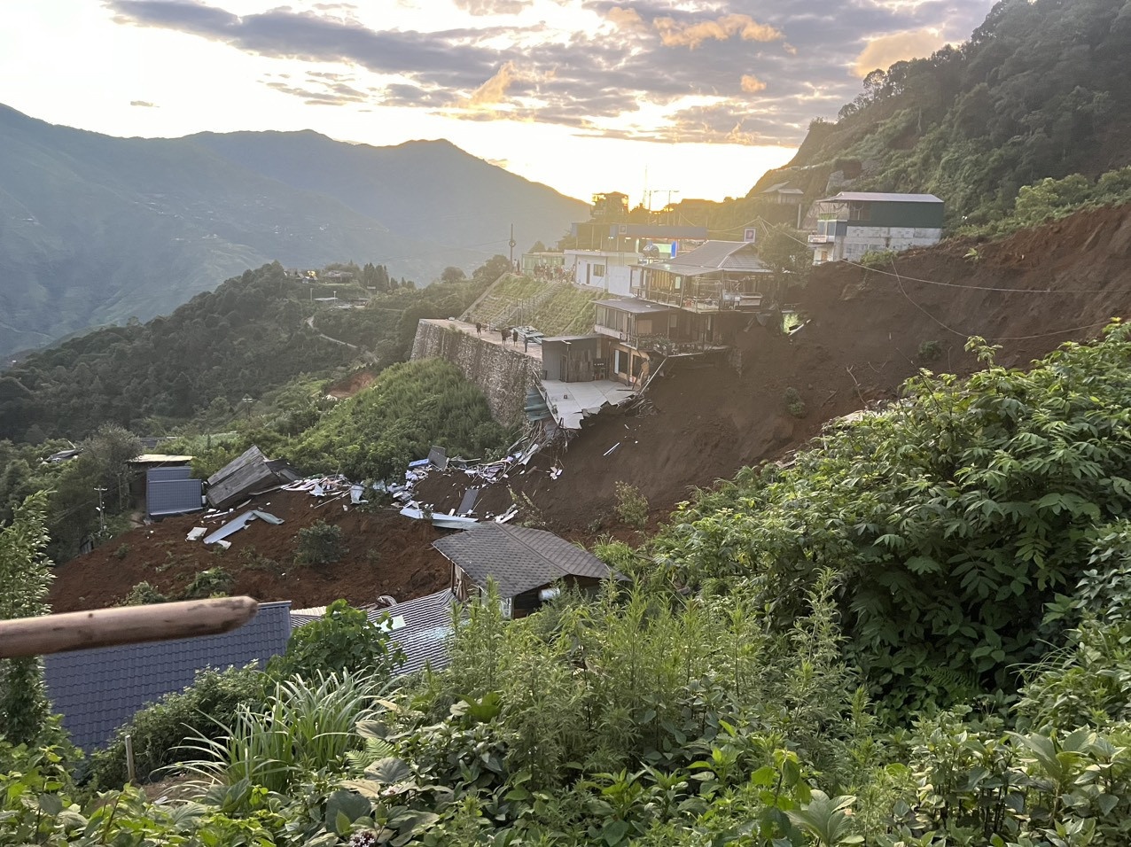 Hien truong vu sat lo giua troi nang o Ta Xua khien mot nguoi tu vong hinh anh