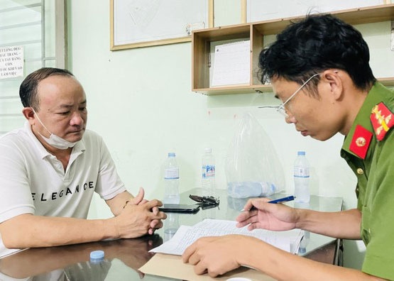 Tam giu nguoi dan ong dap vo kinh oto, noi 'may biet tao la ai khong' hinh anh