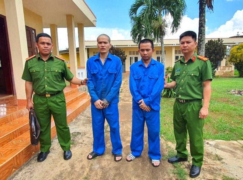 Bat 2 doi tuong lua ban 4 nguoi sang Campuchia hinh anh