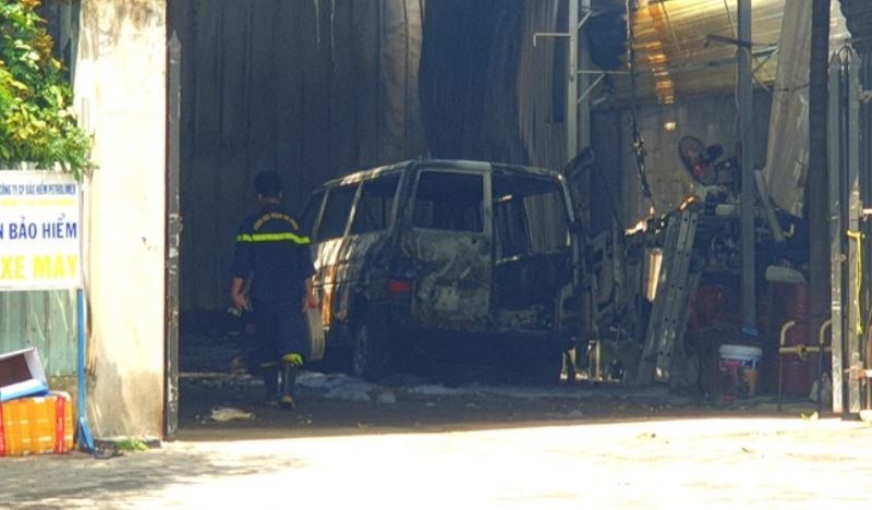 Lua bao trum co so noi that oto o Binh Duong hinh anh