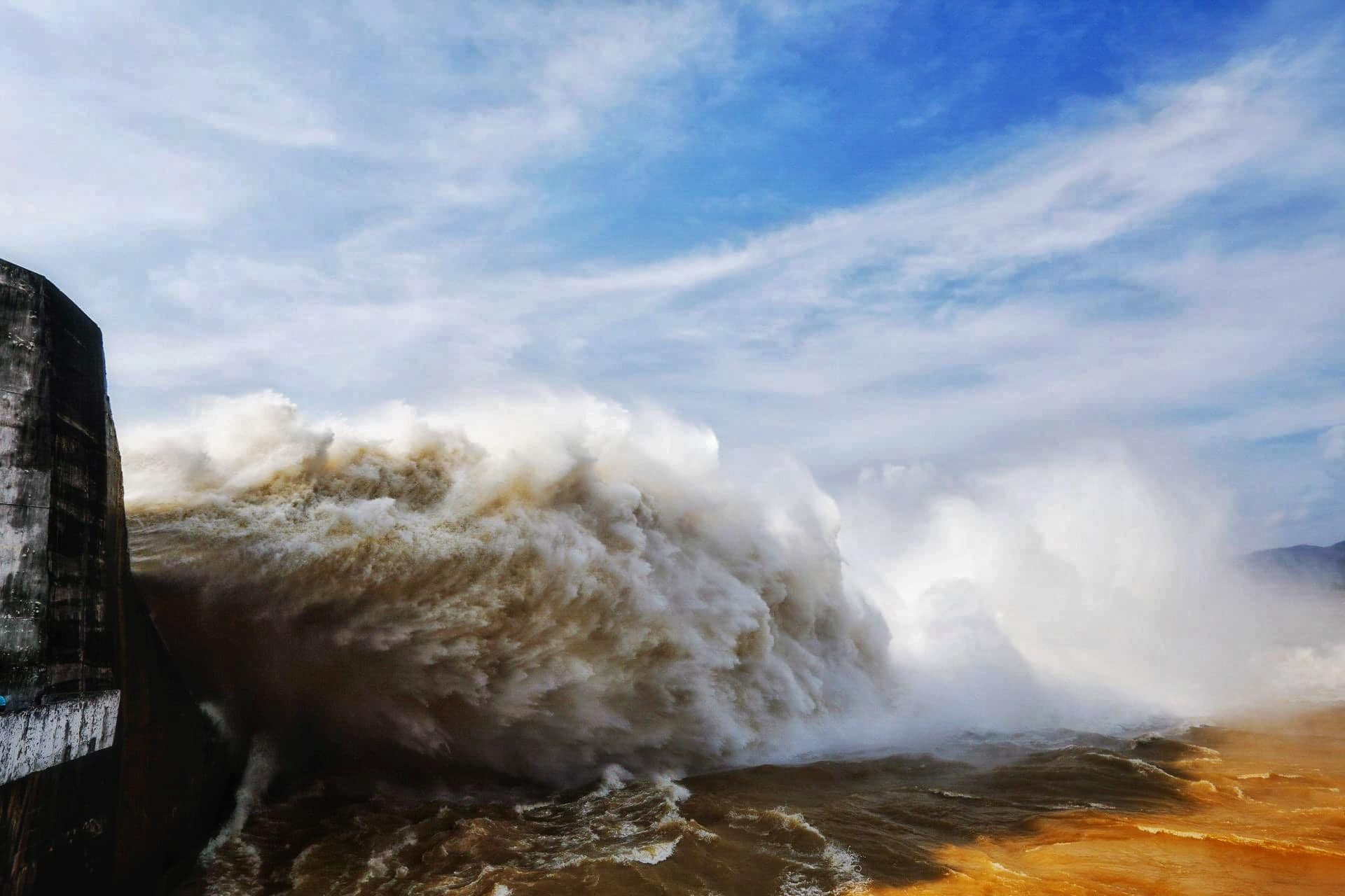 Thuy dien Hoa Binh mo cua xa day thu 4 hinh anh
