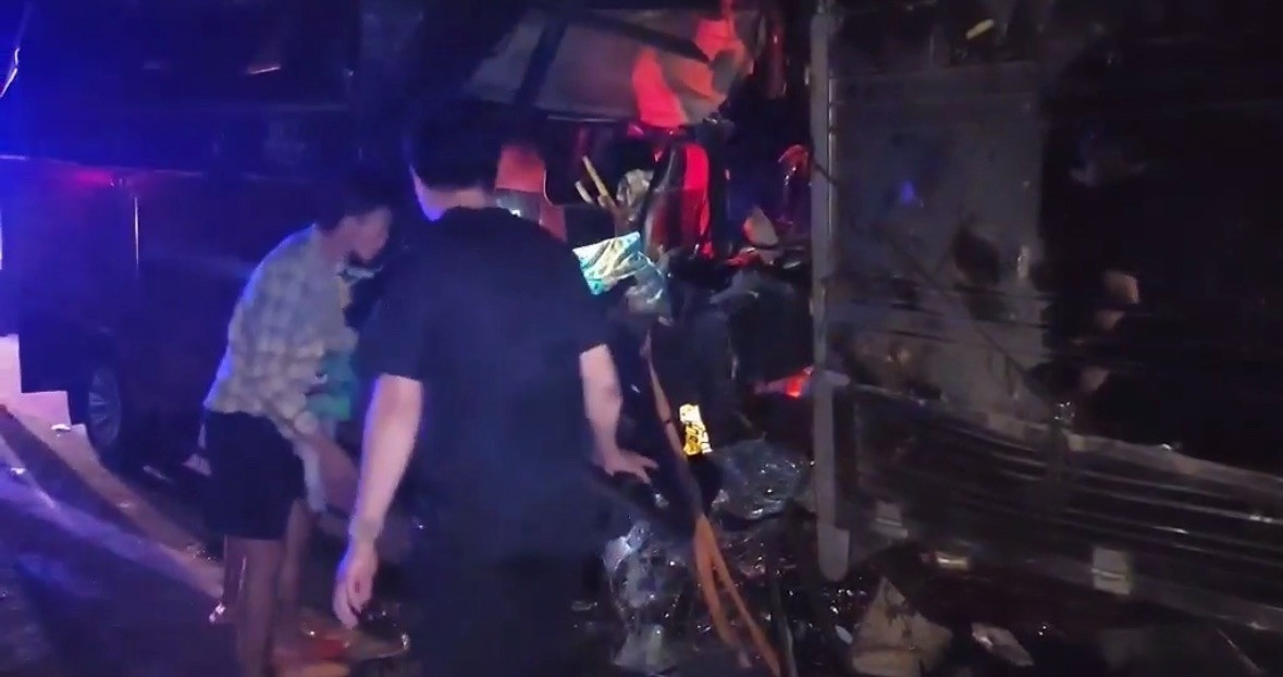 Tai nan lien hoan giua hai oto tai va xe dau keo o Dak Lak hinh anh