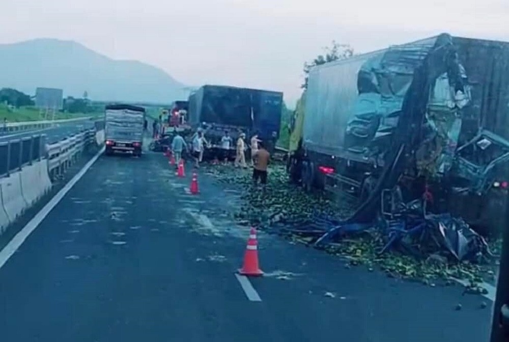 Hai xe dau keo bi tong o lan khan cap cao toc Vinh Hao - Phan Thiet hinh anh