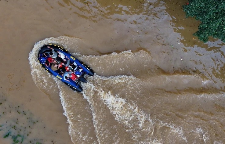 Trung Quoc ban bo canh bao do va cam do nguy co lu quet, lo dat hinh anh