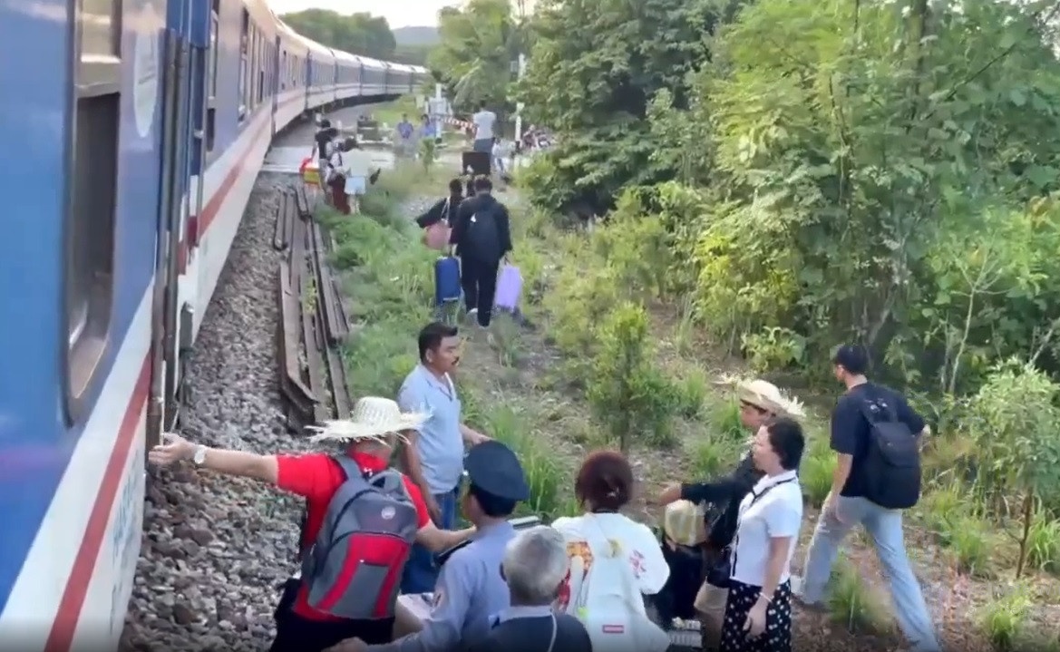 Tau SE2 trat banh anh 2